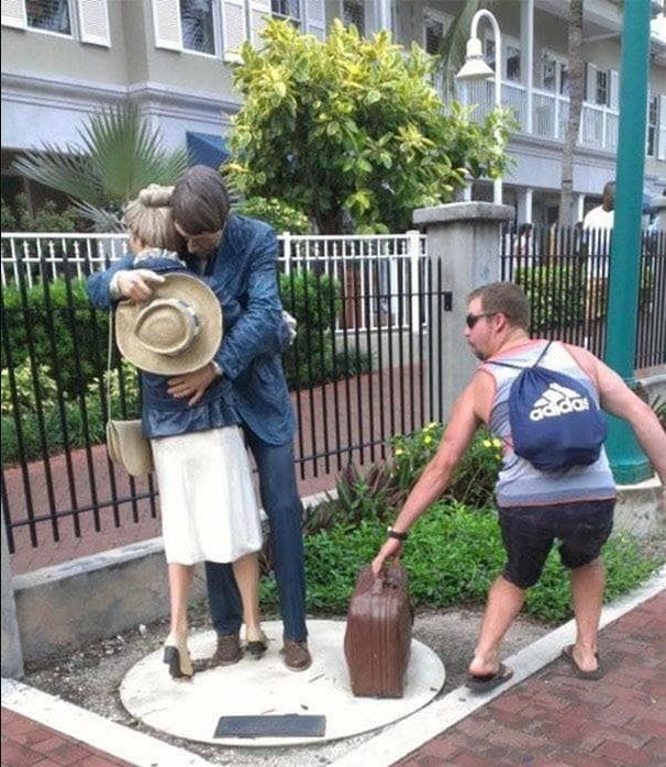 Kelakuan Orang Berpose Bersama Patung Ini, Bikin Kamu Senyum Senyum Sendiri